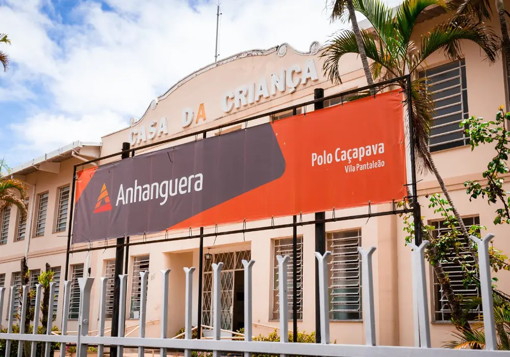 Fachada da Casa da Criança com banner do Polo Anhanguera Caçapava, Vila Pantaleão.